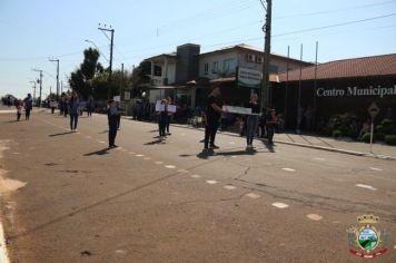 Foto - Desfile Cívico e Farroupilha reúne milhares de pessoas