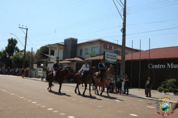 Foto - Desfile Cívico e Farroupilha reúne milhares de pessoas