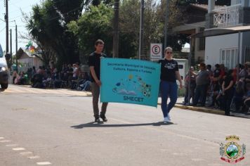 Foto - Desfile Cívico e Farroupilha reúne milhares de pessoas