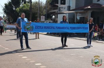 Foto - Desfile Cívico e Farroupilha reúne milhares de pessoas