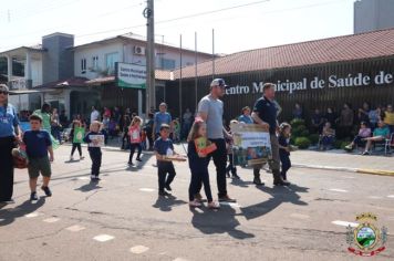 Foto - Desfile Cívico e Farroupilha reúne milhares de pessoas