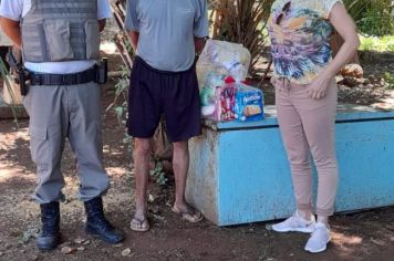 Foto - Natal Solidário beneficia famílias com cestas básicas