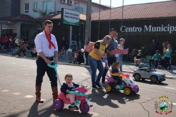 Foto - Desfile Cívico e Farroupilha reúne milhares de pessoas