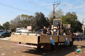 Foto - Desfile Cívico e Farroupilha reúne milhares de pessoas