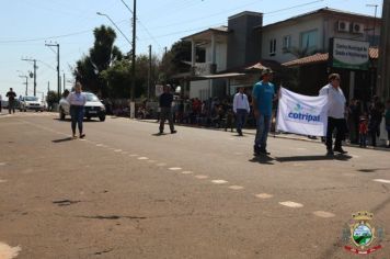 Foto - Desfile Cívico e Farroupilha reúne milhares de pessoas