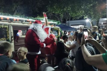 Foto - Papai Noel chegou e teve emoção em frente a prefeitura