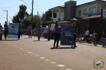 Foto - Desfile Cívico e Farroupilha reúne milhares de pessoas