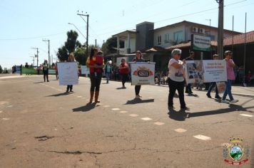 Foto - Desfile Cívico e Farroupilha reúne milhares de pessoas