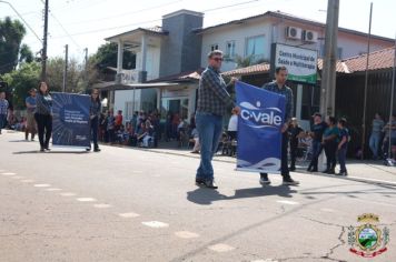 Foto - Desfile Cívico e Farroupilha reúne milhares de pessoas