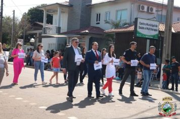 Foto - Desfile Cívico e Farroupilha reúne milhares de pessoas