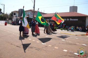 Foto - Desfile Cívico e Farroupilha reúne milhares de pessoas