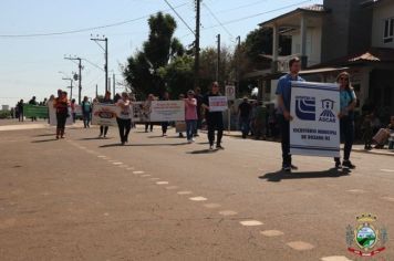 Foto - Desfile Cívico e Farroupilha reúne milhares de pessoas