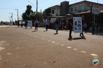 Foto - Desfile Cívico e Farroupilha reúne milhares de pessoas