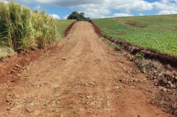MELHORIAS NAS ESTRADAS ESTÃO SENDO FEITAS EM VÁRIOS LOCAIS NO INTERIOR DO MUNICÍPIO.