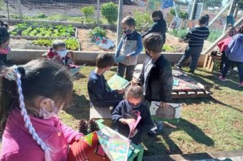 Biblioteca ao ar livre traz novas perspectivas para alunos da Escola Municipal Pedro Costa Beber