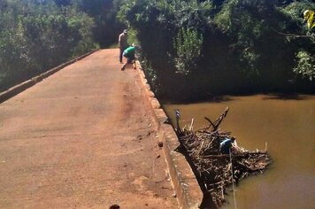 Servidores fazem limpeza de ponte na divisa dos municípios de Bozano e Ajuricaba