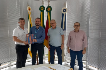 PREFEITO GEDER MORI RECEBE GERENTE DA CAIXA PARA ALINHAMENTO DE PARCERIA E APRESENTAÇÃO DE DADOS SOCIAIS..