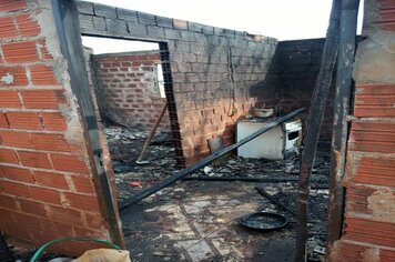 Administração está dando todo o suporte para família que teve casa queimada em Bozano