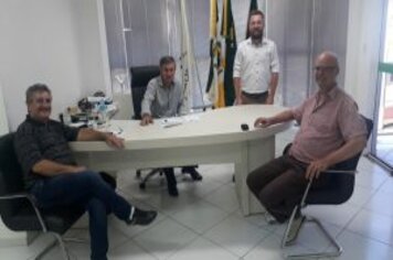 Prefeito encaminha demanda em visita de Deputado Estadual