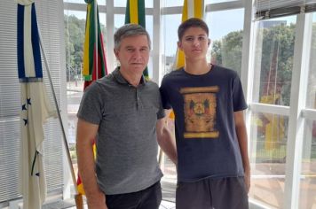 Jogador Yago Godoy visita prefeito Renato Luis Casagrande 
