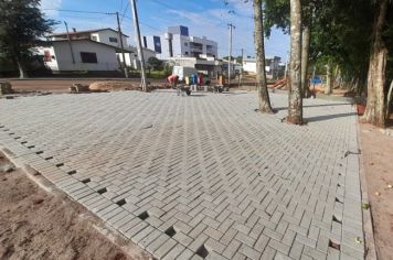 Finalizada colocação de piso intertravado em nova pracinha 