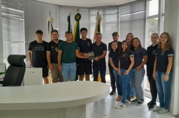 Alunos do terceirão entregam convite de formatura ao prefeito