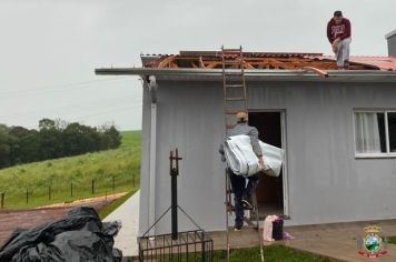 Passagem de ciclone causa estragos em algumas residências na Vila Salto