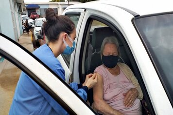 Aplicação da CoronaVac: “Estou feliz por receber a vacina”, diz idosa de 90 anos