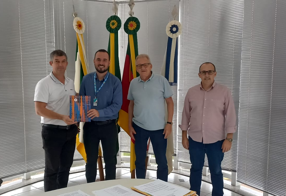 PREFEITO GEDER MORI RECEBE GERENTE DA CAIXA PARA ALINHAMENTO DE PARCERIA E APRESENTAÇÃO DE DADOS SOCIAIS..