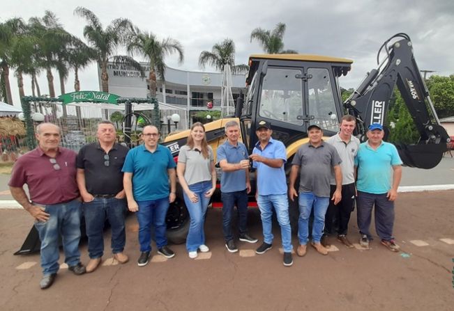 Município entrega retroescavadeira nova para Secretaria de Obras e Agricultura