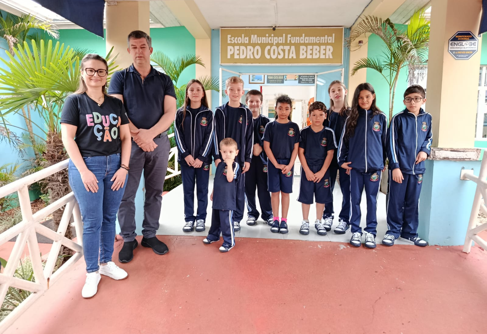 Entrega de uniformes escolares marca manhã especial em Bozano.