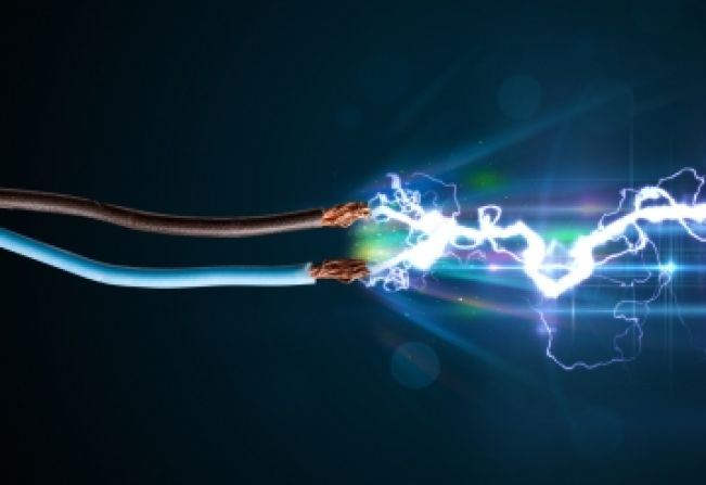 Administração alerta para cuidados com cabos de energia rompidos na rede