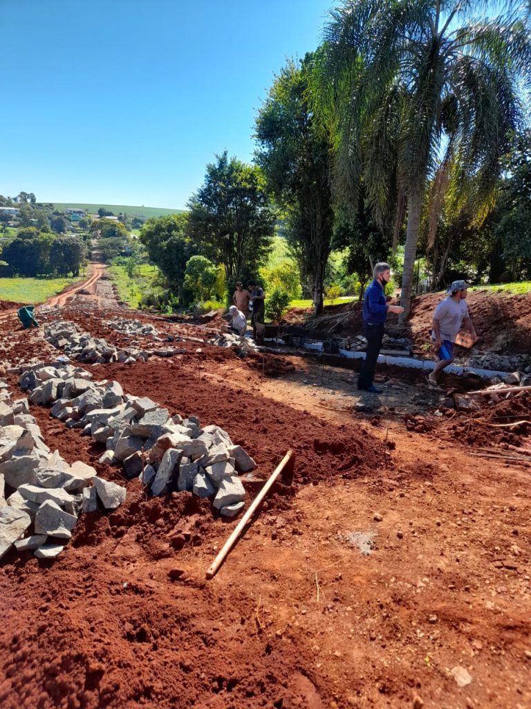 Avança a obra de calçamento da rua Francisco Bonfada, Vila Salto