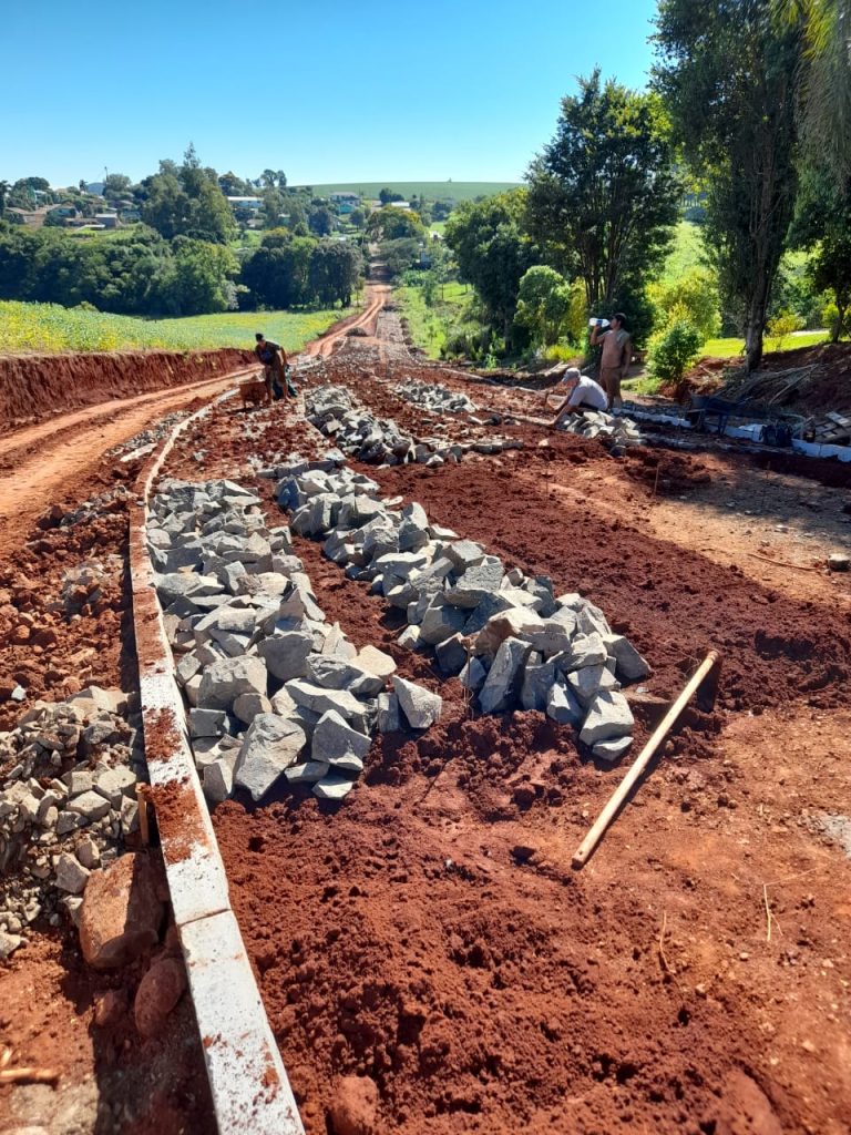 Calçamento da rua Francisco Bonfada será retomado segunda-feira