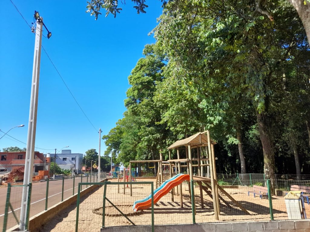 Administração investe na iluminação da pracinha municipal