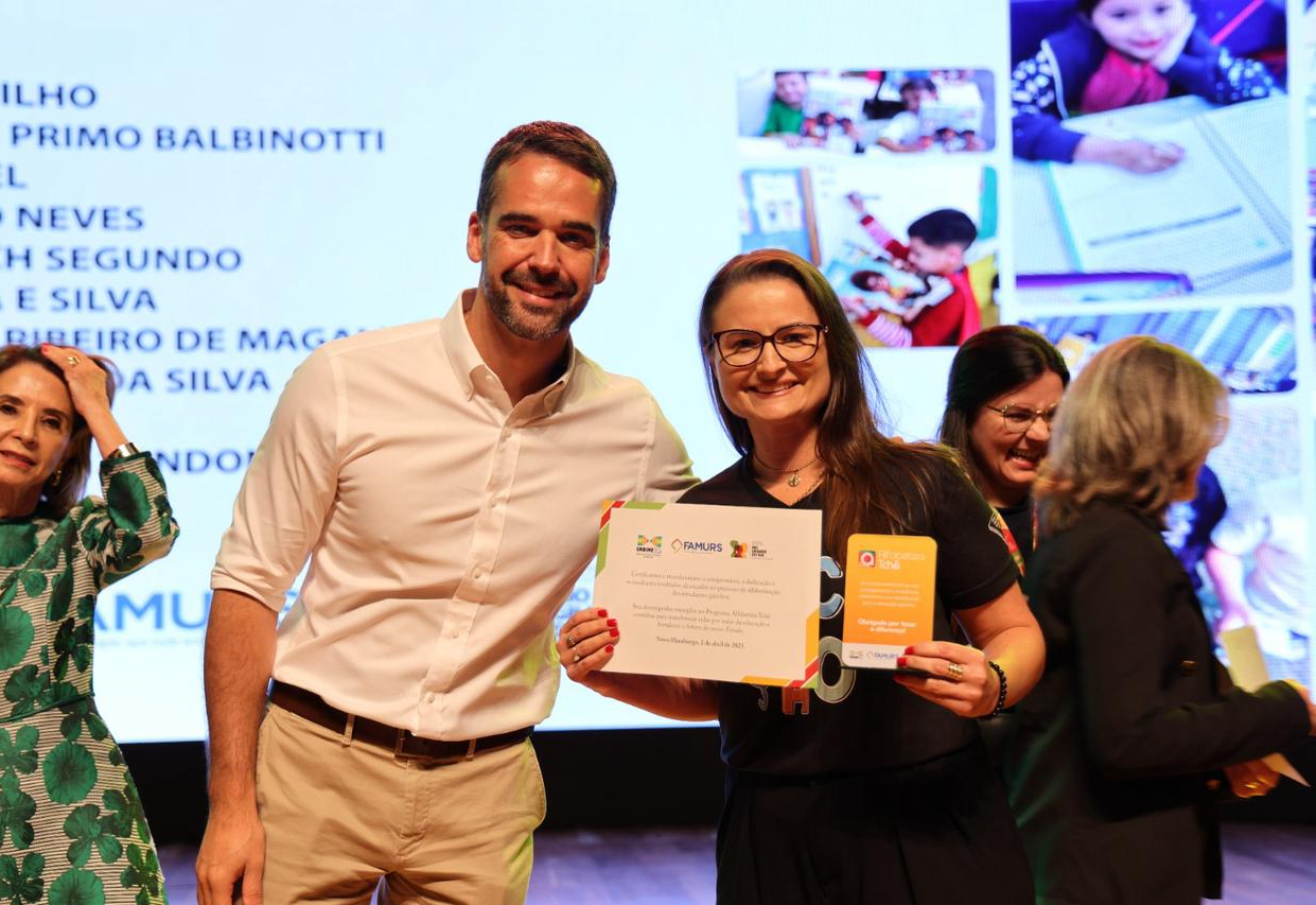 ESCOLA PEDRO COSTA BEBER É PREMIADA POR EXCELÊNCIA EM ALFABETIZAÇÃO.
