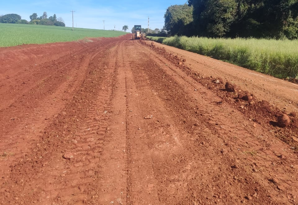 Terraplanagem para continuação do calçamento na Linha 11.