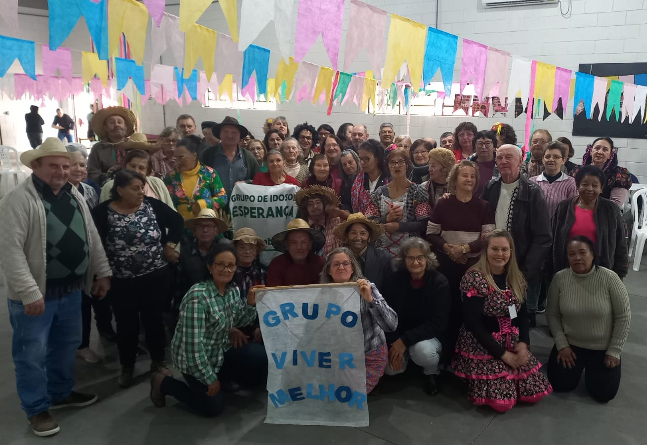 ARAIÁ DO GRUPO DE IDOSOS VIVER MELHOR DE BOZANO MOVIMENTA A CASA COLONIAL.