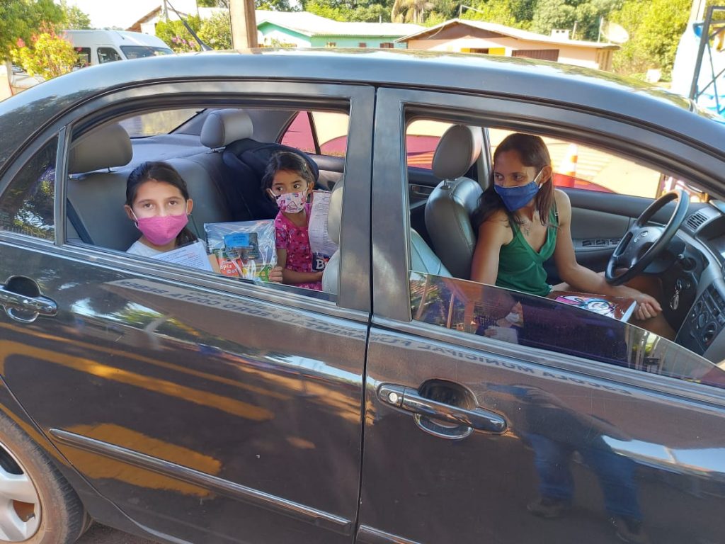 Drive Thru da educação entrega material escolar para os alunos