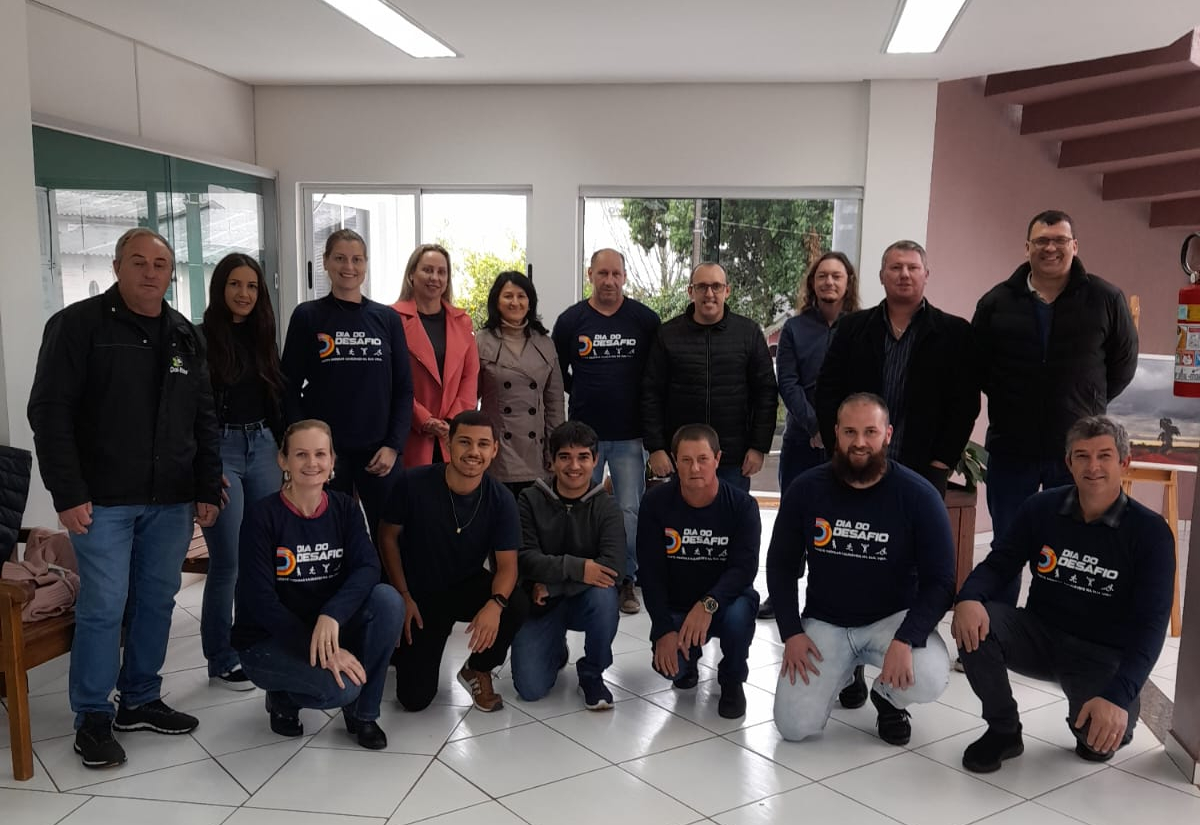  ALUNOS E COLABORADORES DAS ESCOLAS DO MUNICÍPIO, JUNTAMENTE COM COLABORADORES DA PREFEITURA PARTICIPAM DO DIA DO DESAFIO.