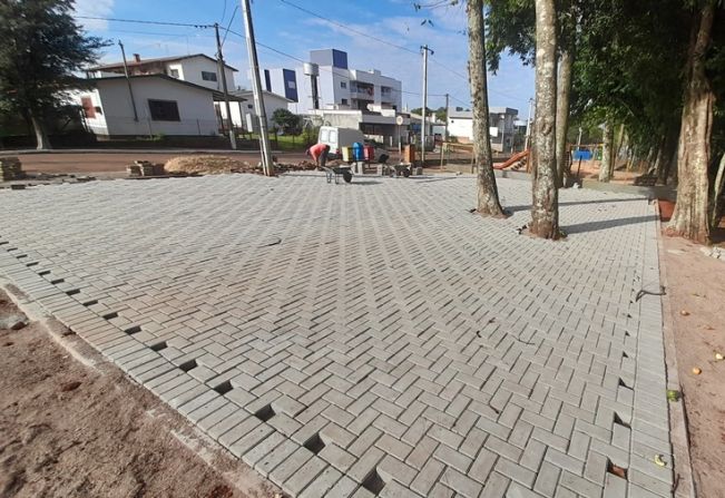 Finalizada colocação de piso intertravado em nova pracinha 