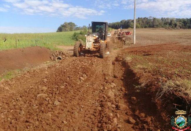Encascalhamento de estradas é realizado no interior