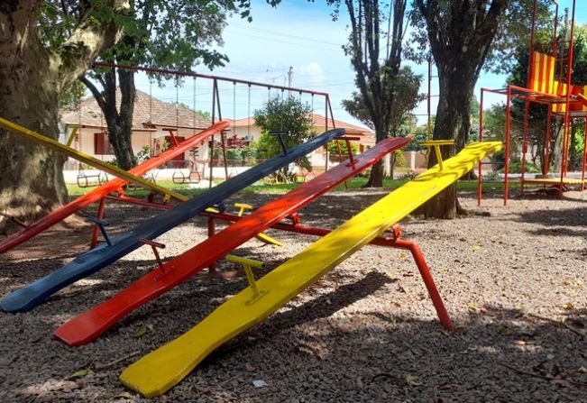 Brinquedos adaptados são instalados e pracinhas no interior são revitalizadas