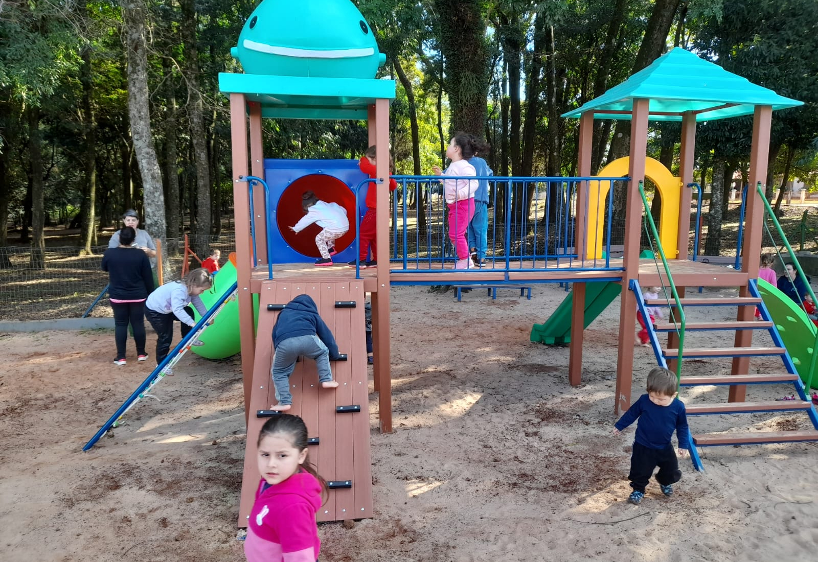 Diversão garantida na pracinha!