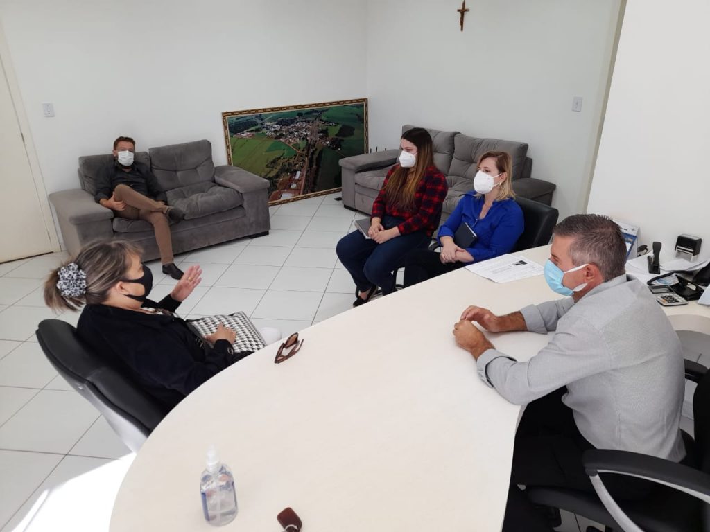 Prefeito recebe visita de integrantes da Comunidade Terapêutica Fazenda do Sr. Jesus