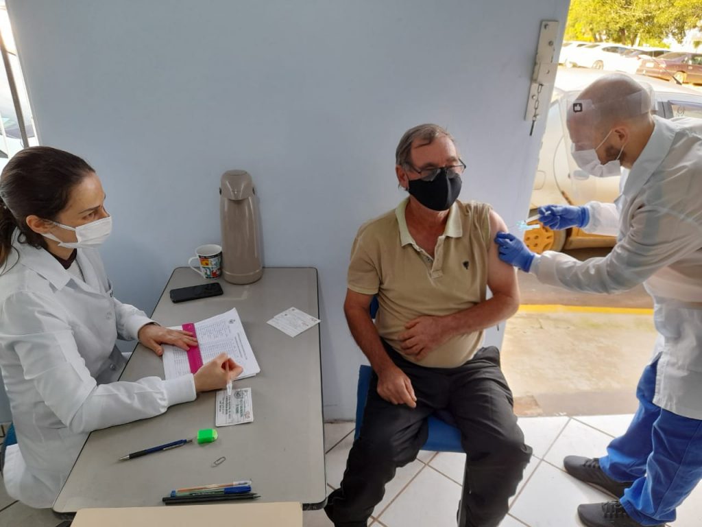 Idosos formam filas para receber 2ª dose da CoronaVac