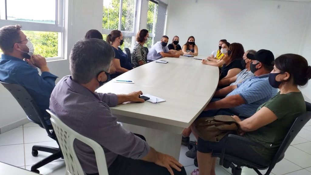 Administração debate manutenção de turma de educação infantil em Escola Estadual