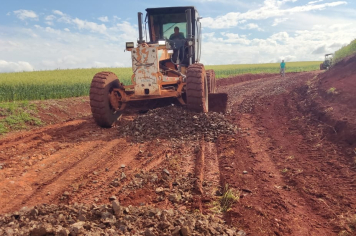 Administração Municipal realiza melhorias na estrada da linha 14 em direção a linha 12.