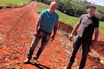 OBRAS DE PAVIMENTAÇÃO POLIÉDRICA AVANÇAM NA ESTRADA VICINAL DA LINHA 11.