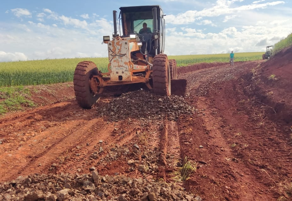 Administração Municipal realiza melhorias na estrada da linha 14 em direção a linha 12.